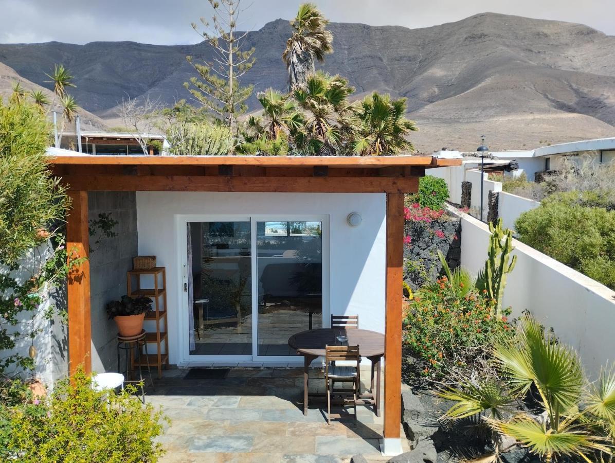 Beautiful Small Bungalow, Amazing Views And Garden Holiday home Famara