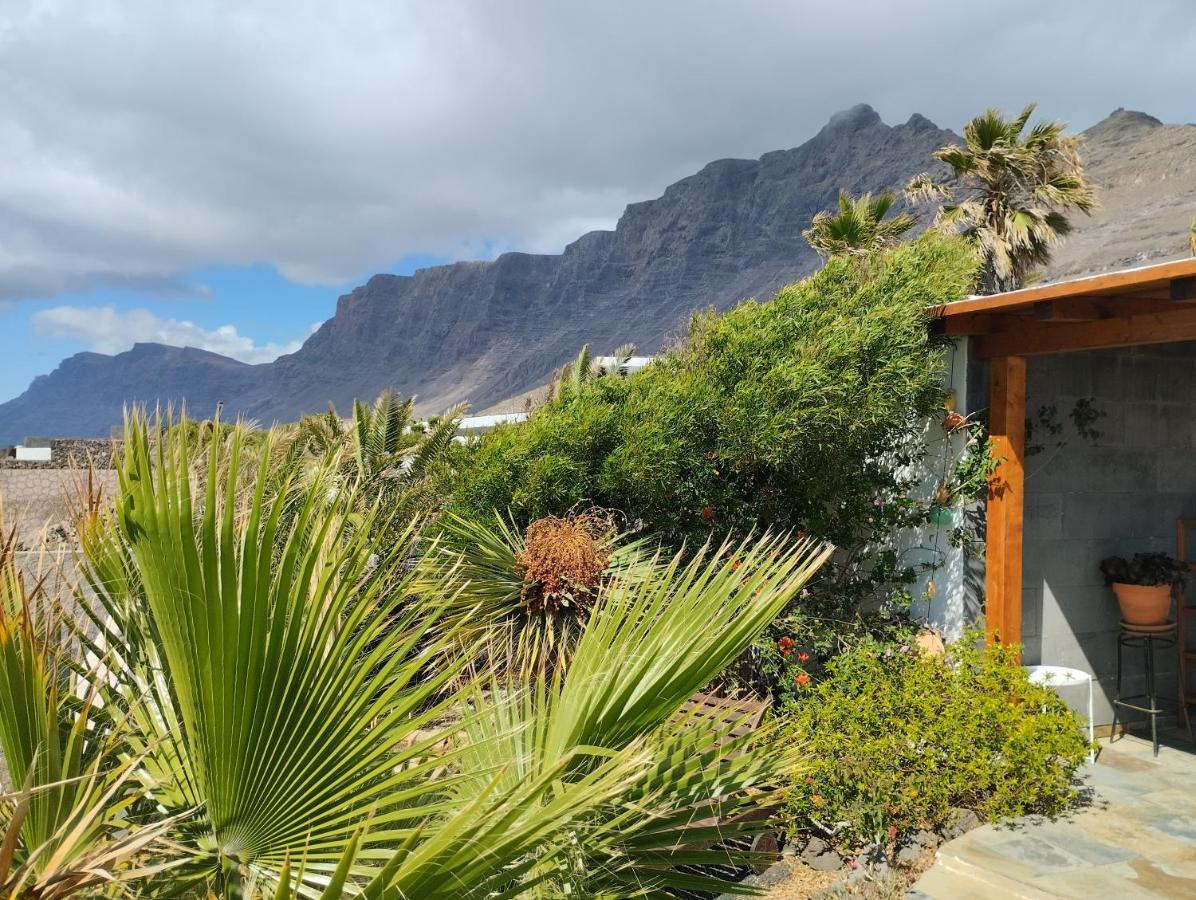 Beautiful Small Bungalow, Amazing Views And Garden Famara